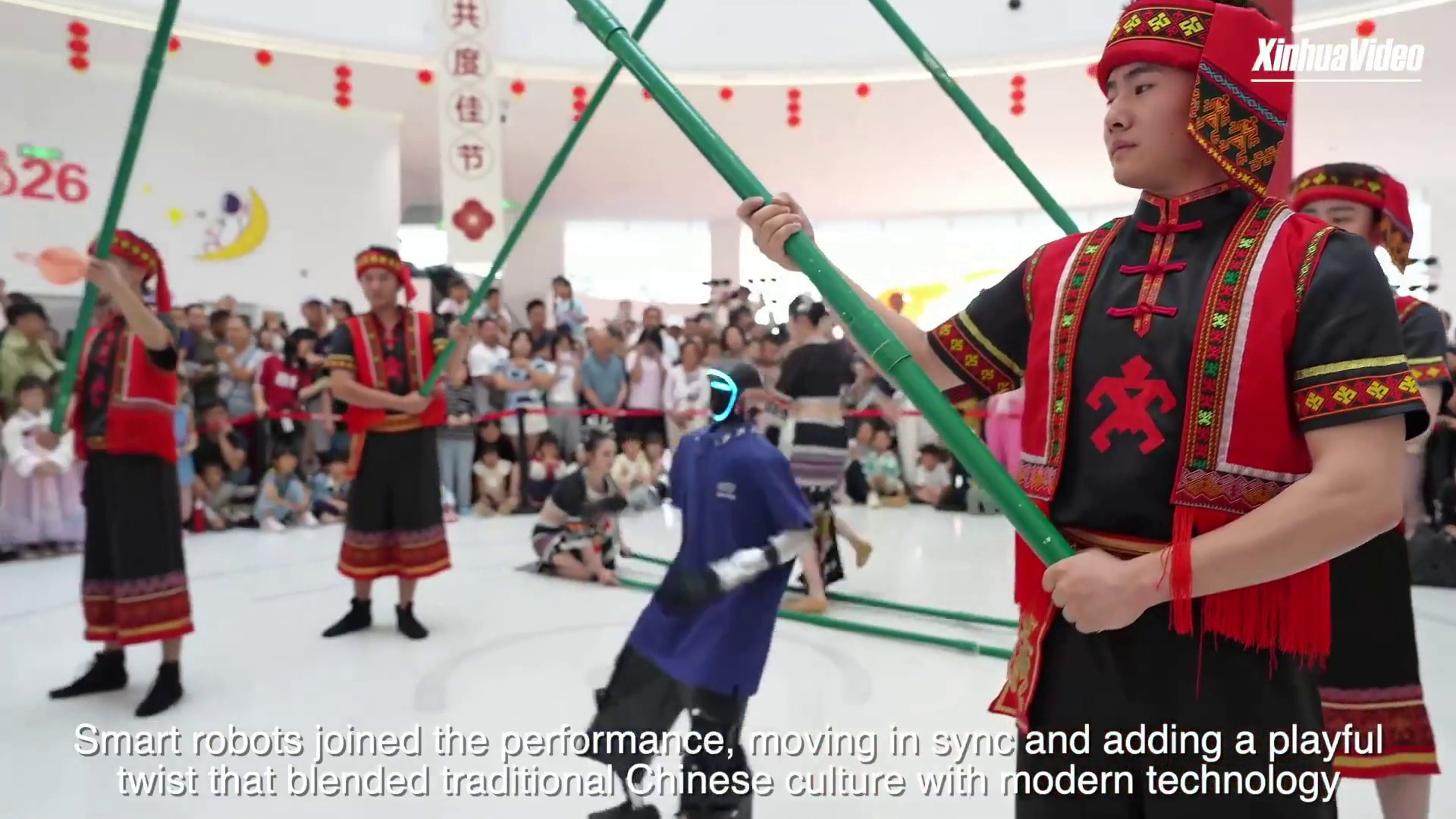 Cina: Hainan, robot partecipano a danze con steli di bambù durante flash mob