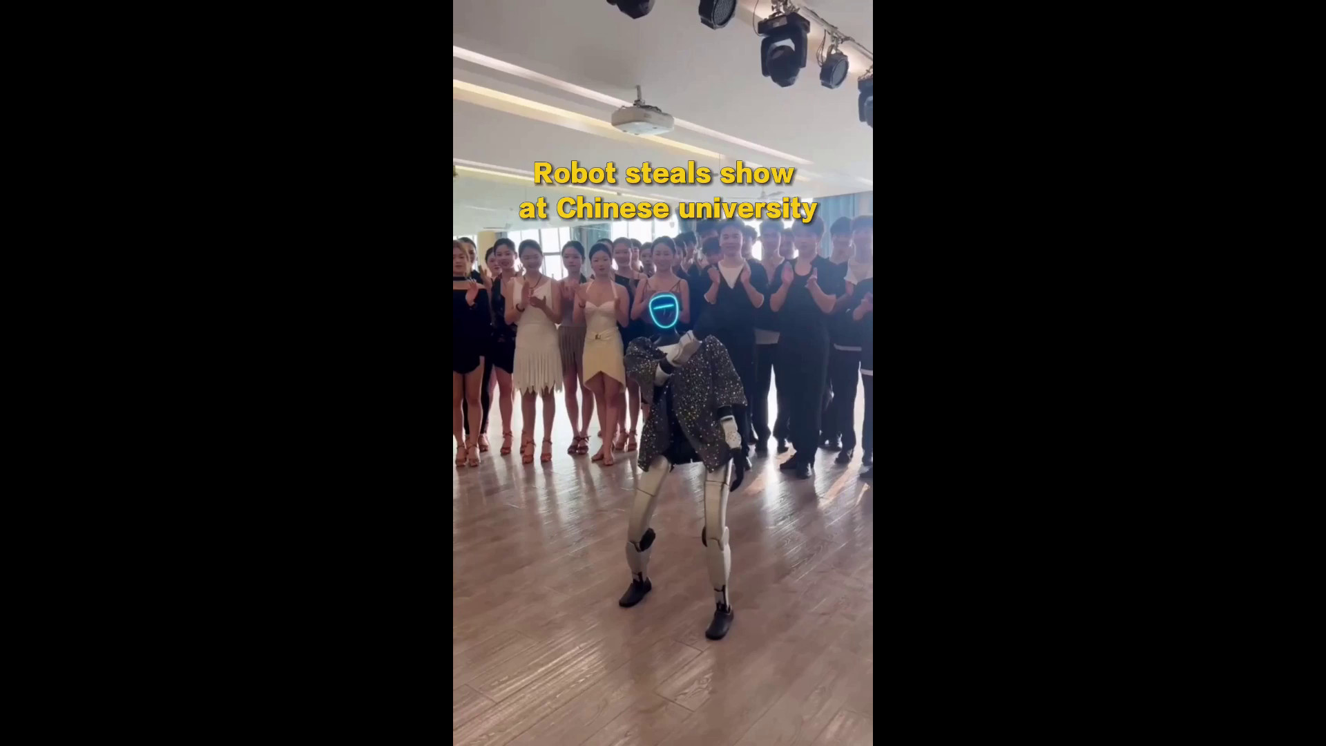 Un robot balla con gli studenti in un'università cinese
