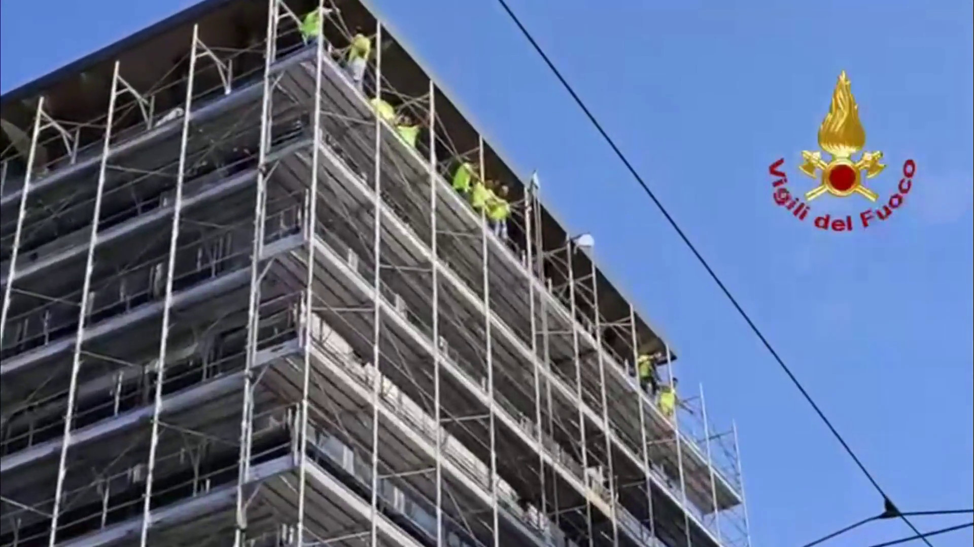 15 operai protestano a Milano su un ponteggio al settimo piano