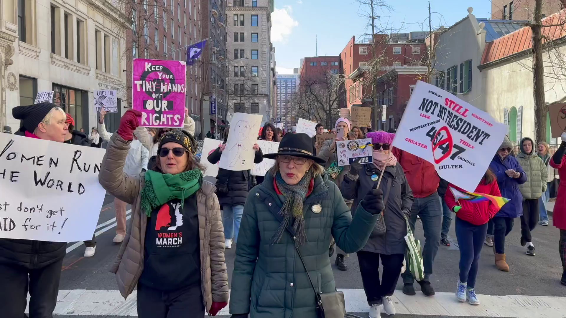 A New York le donne sfilano per protesta contro Trump e Musk