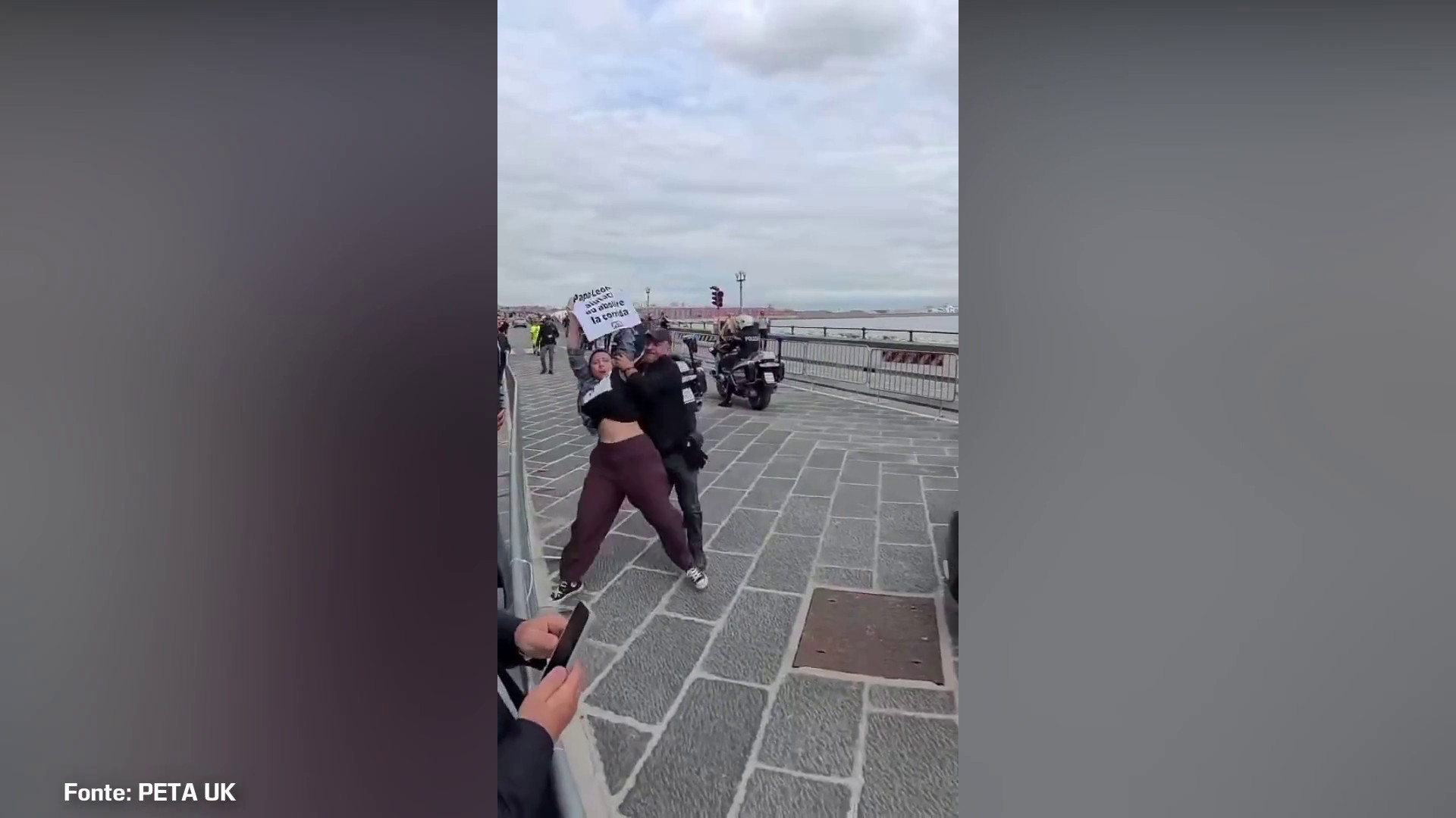 Napoli, attiviste Peta fermano Papamobile per protesta contro le corride
