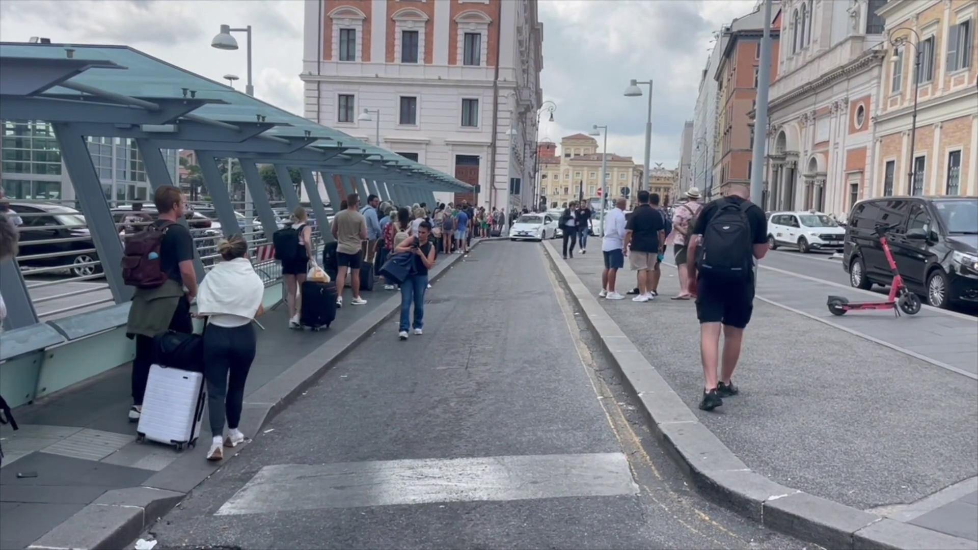 Emergenza taxi in città, file e lunghi tempi attesa da Milano a Roma