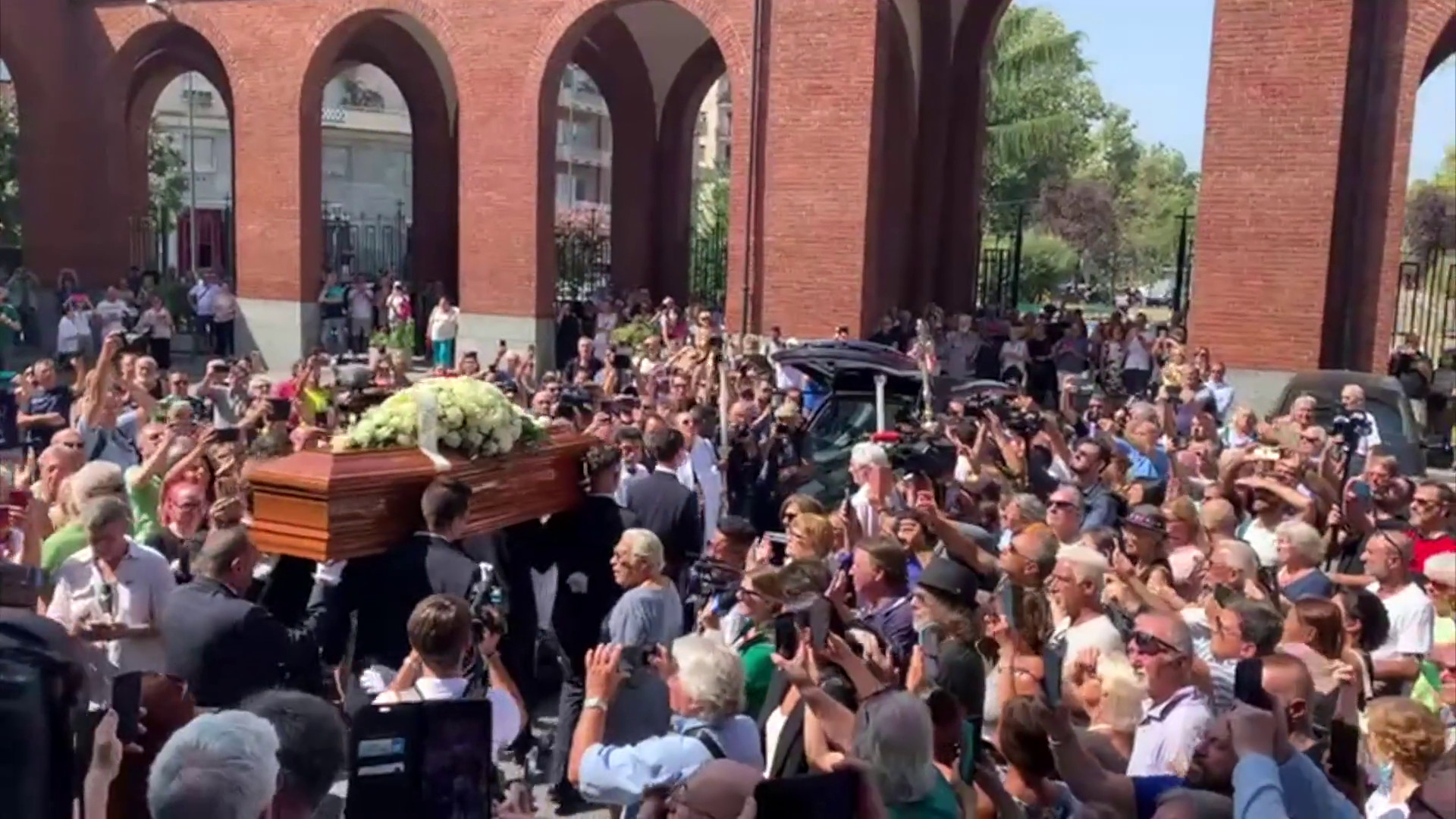 Funerali di Toto Cutugno a Milano, fan cantano