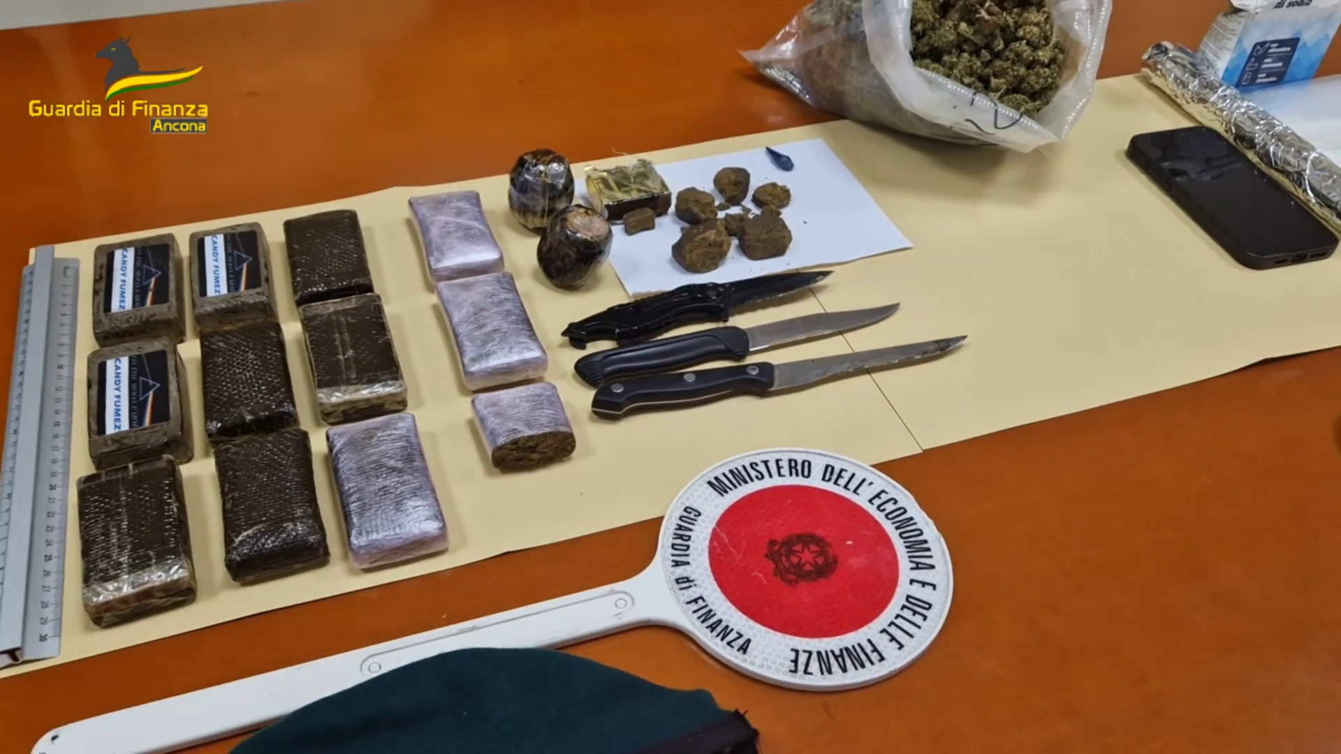 Nascondeva in casa 1,7 chili di droga, un arresto ad Ancona
