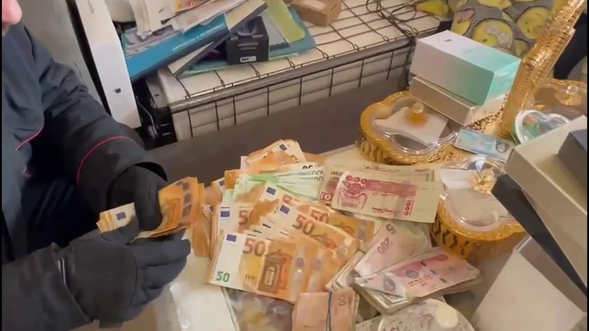 Nascondeva armi e droga in casa, arrestata una 24enne a Roma