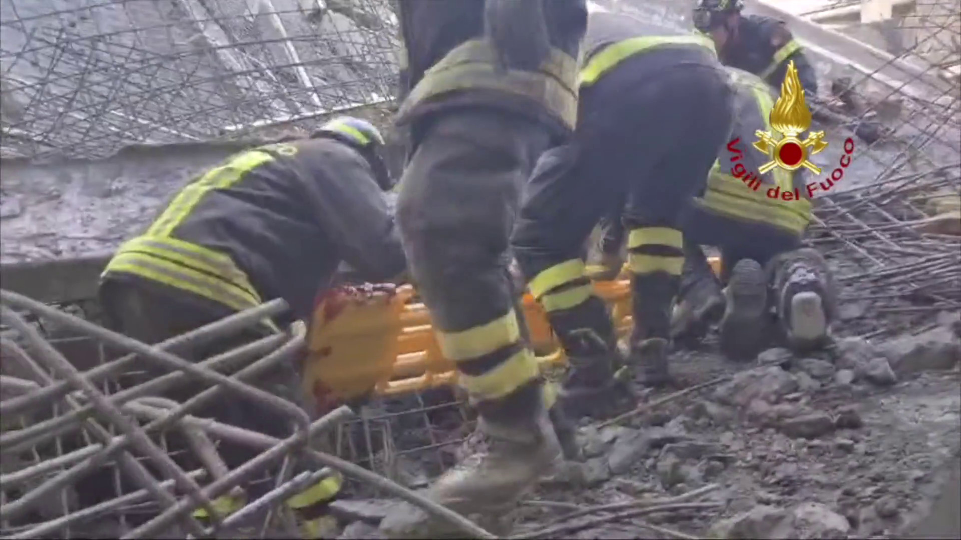 Crollo Firenze, vigili fuoco estraggono operai coinvolti, le immagini