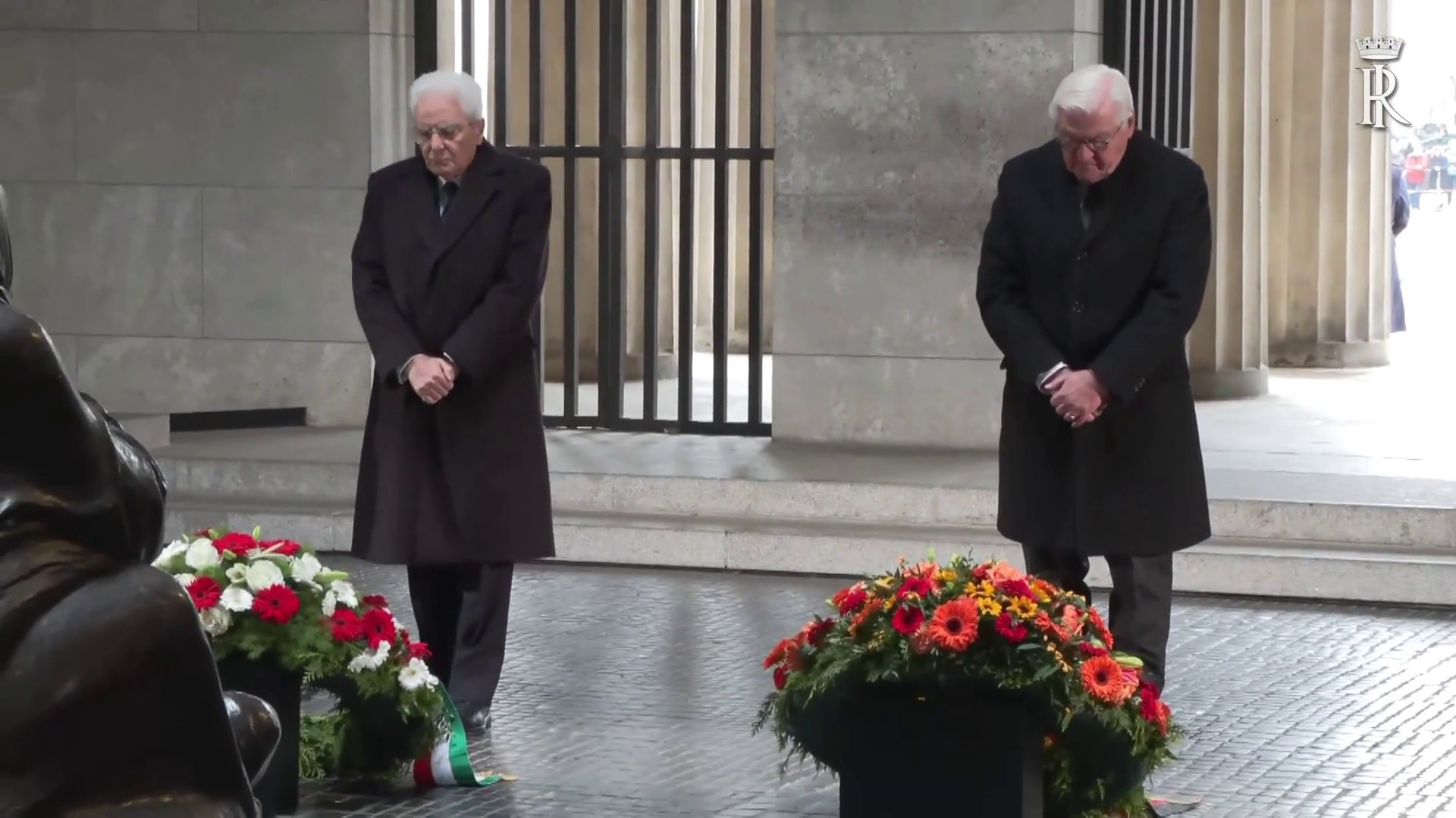 Berlino, Mattarella depone corona di fiori al Monumento della Nuova Guardia