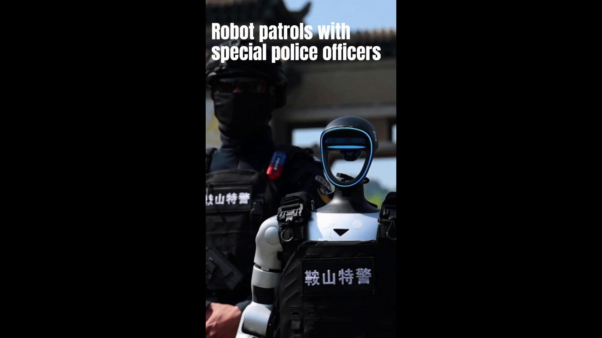 Cina: Liaoning, robot umanoide pattuglia area panoramica con la polizia locale