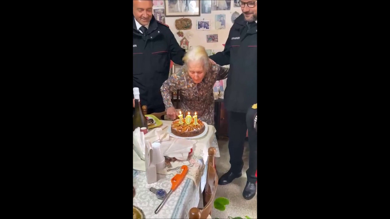 Favignana isolata, zia Rosina festeggia i 101 anni con i carabinieri