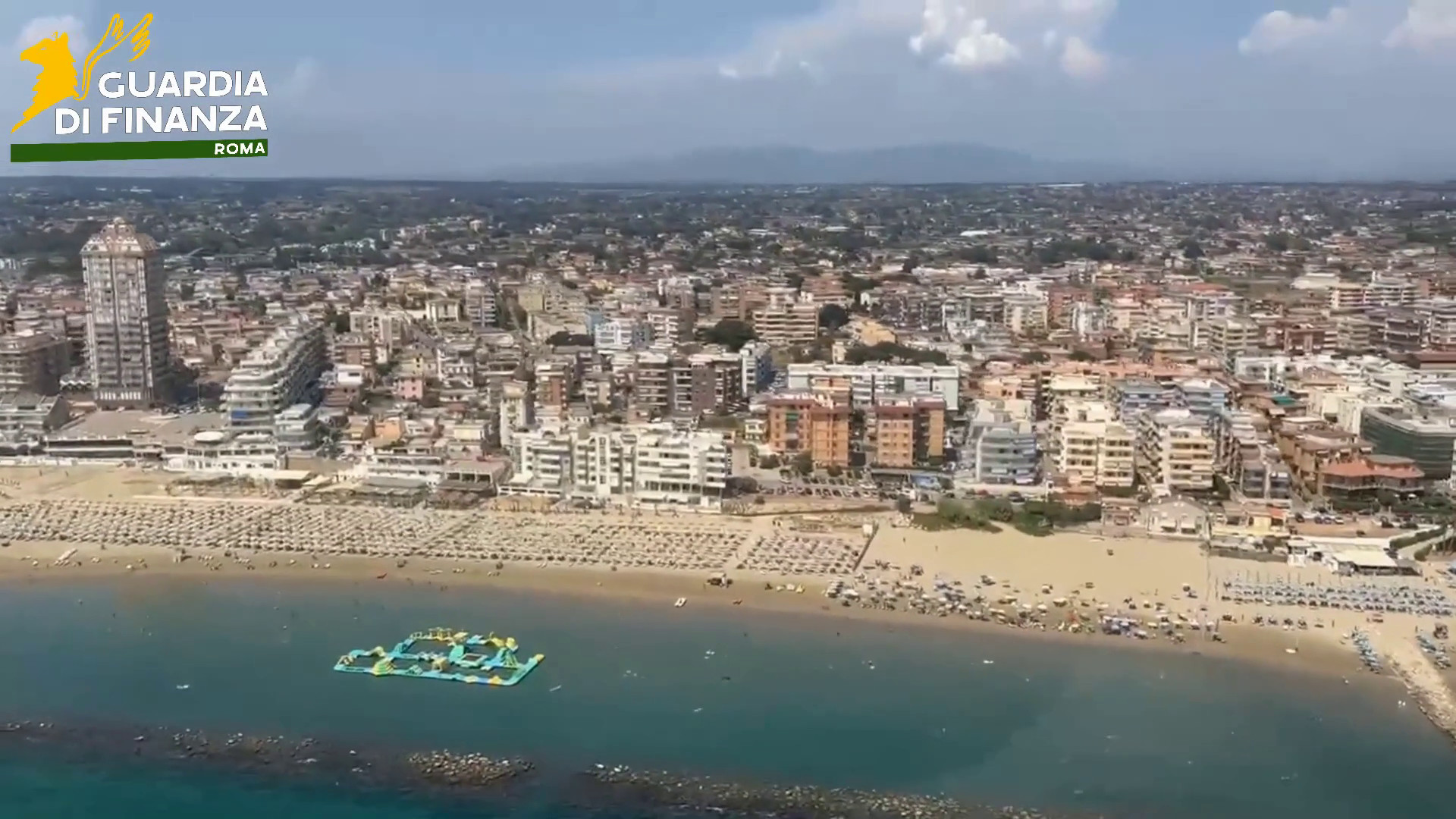 Controlli Gdf litorale sud romano, sequestrati 21 mila articoli contraffatti