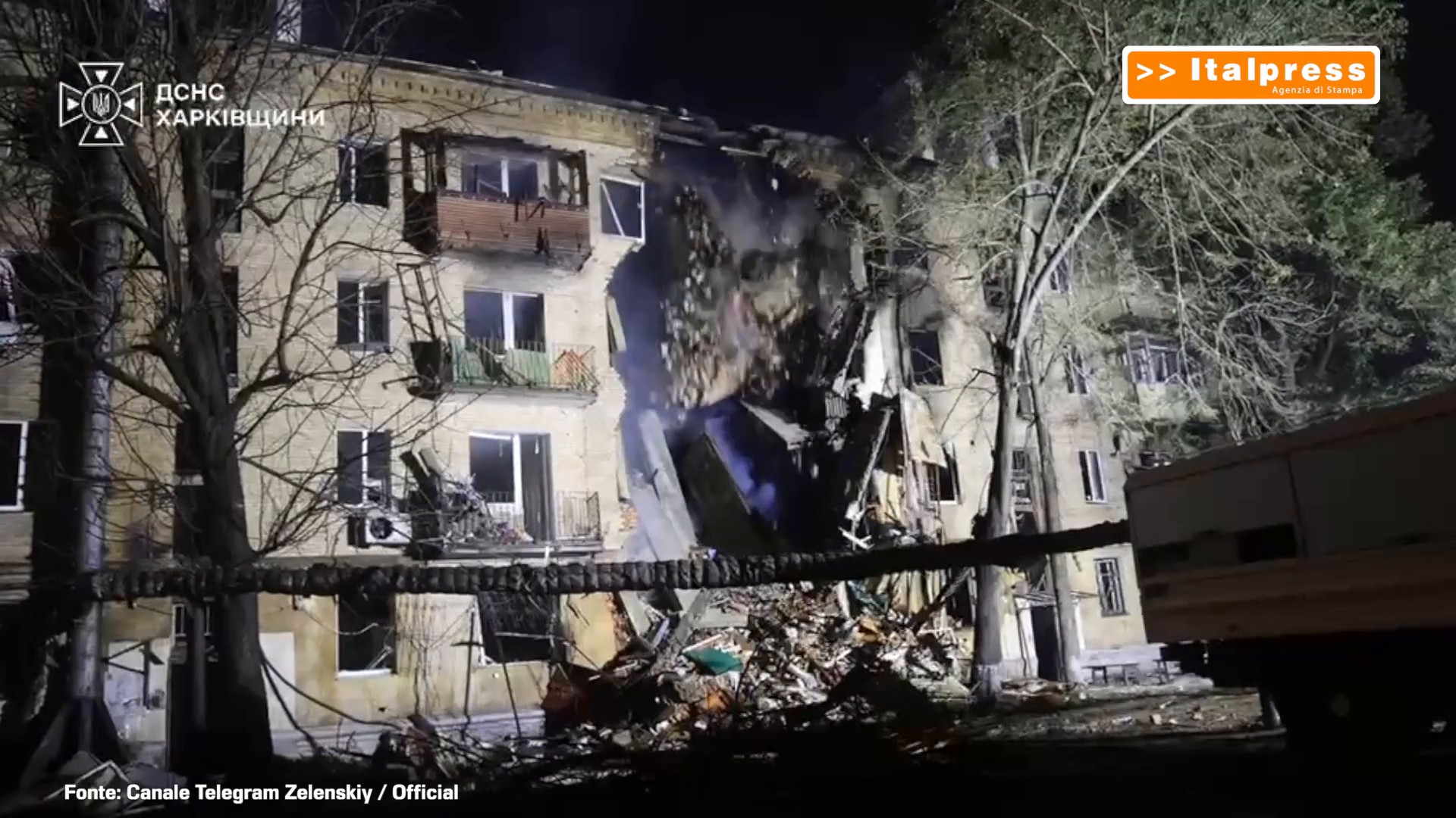 Notte di raid russi sulla città di Kharkiv in Ucraina, le immagini