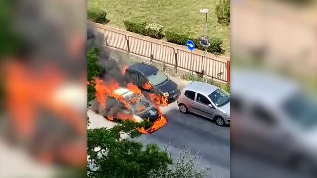 Palermo, auto si incendia in strada. Tragedia sfiorata