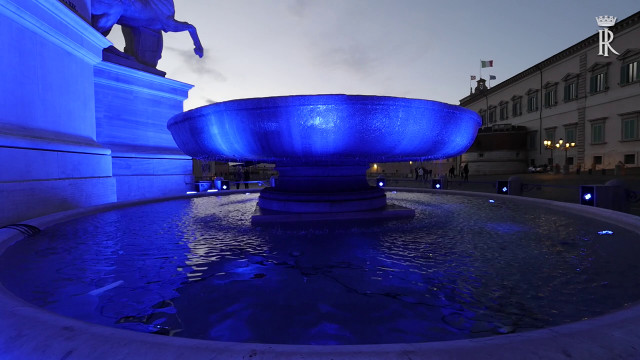 La fontana dei Dioscuri illuminata di blu per la Giornata dell'Autismo