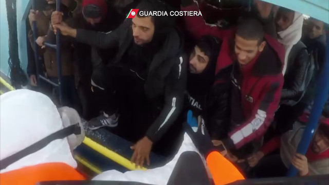 Tratti in salvo 295 migranti al largo della costa jonica calabrese