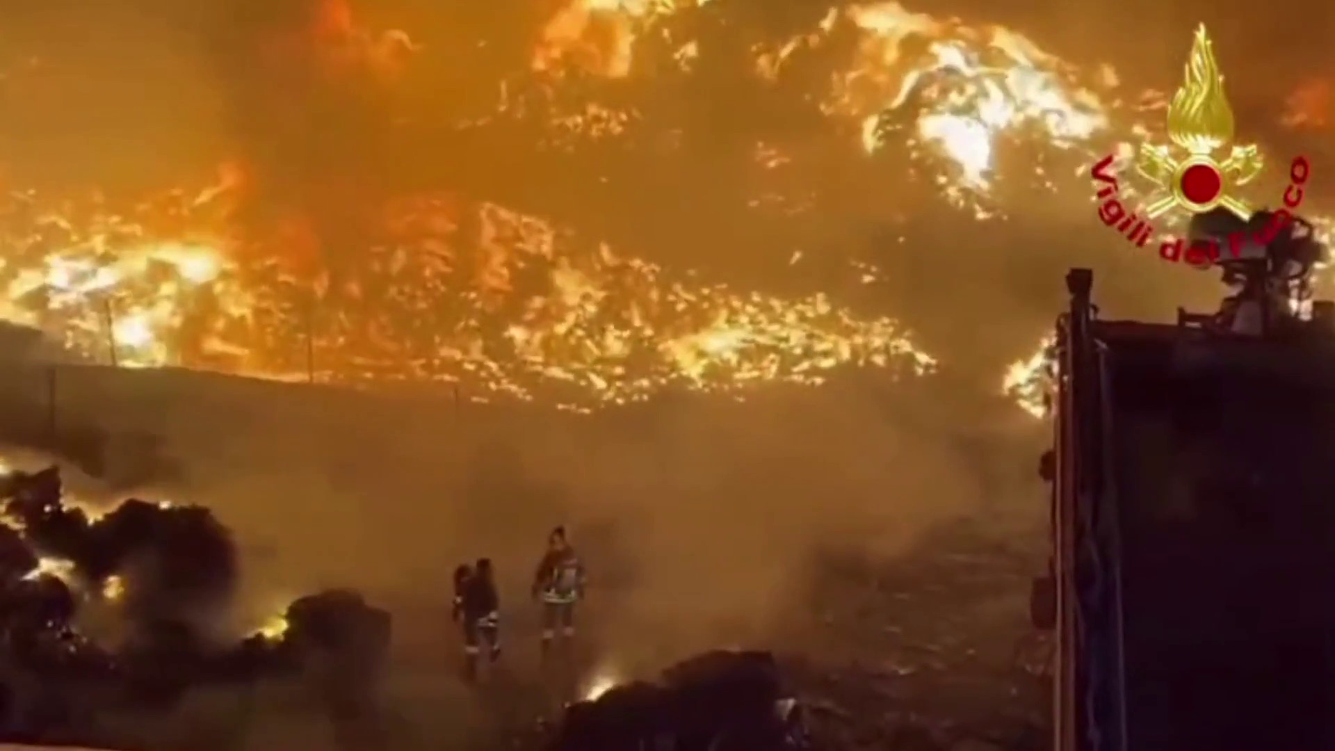 Incendio in un impianto di trattamento rifiuti di plastica nel Palermitano