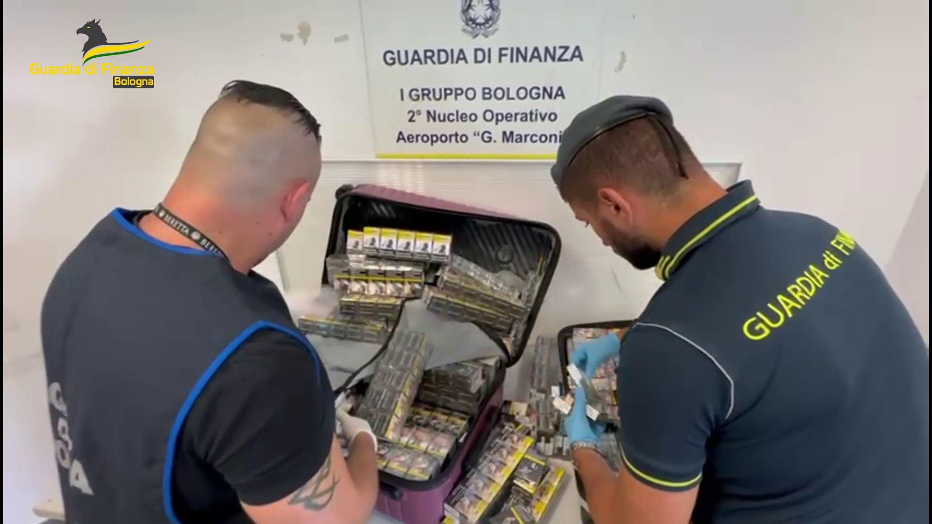 Scoperti in aeroporto a Bologna 44 Kg sigarette di contrabbando