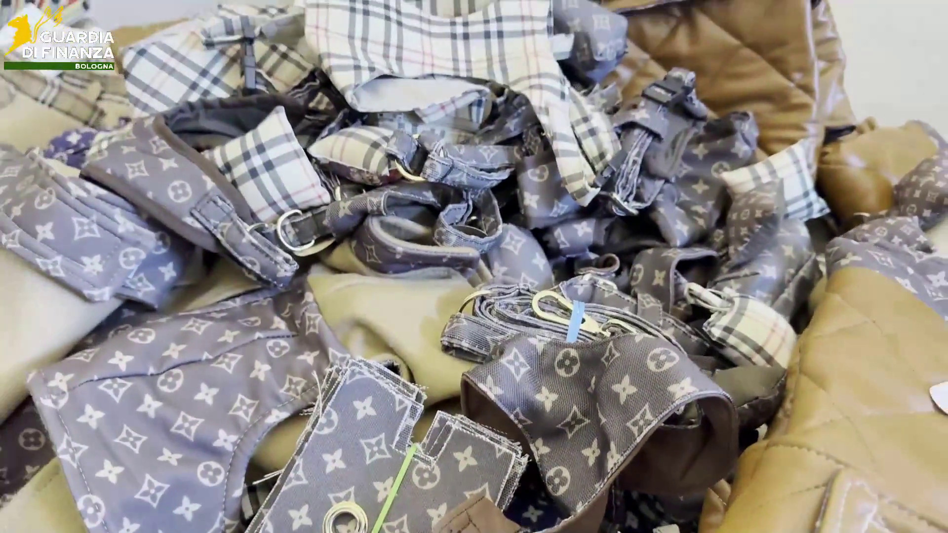 Bologna, sequestrati 4 mila prodotti non sicuri e articoli contraffatti