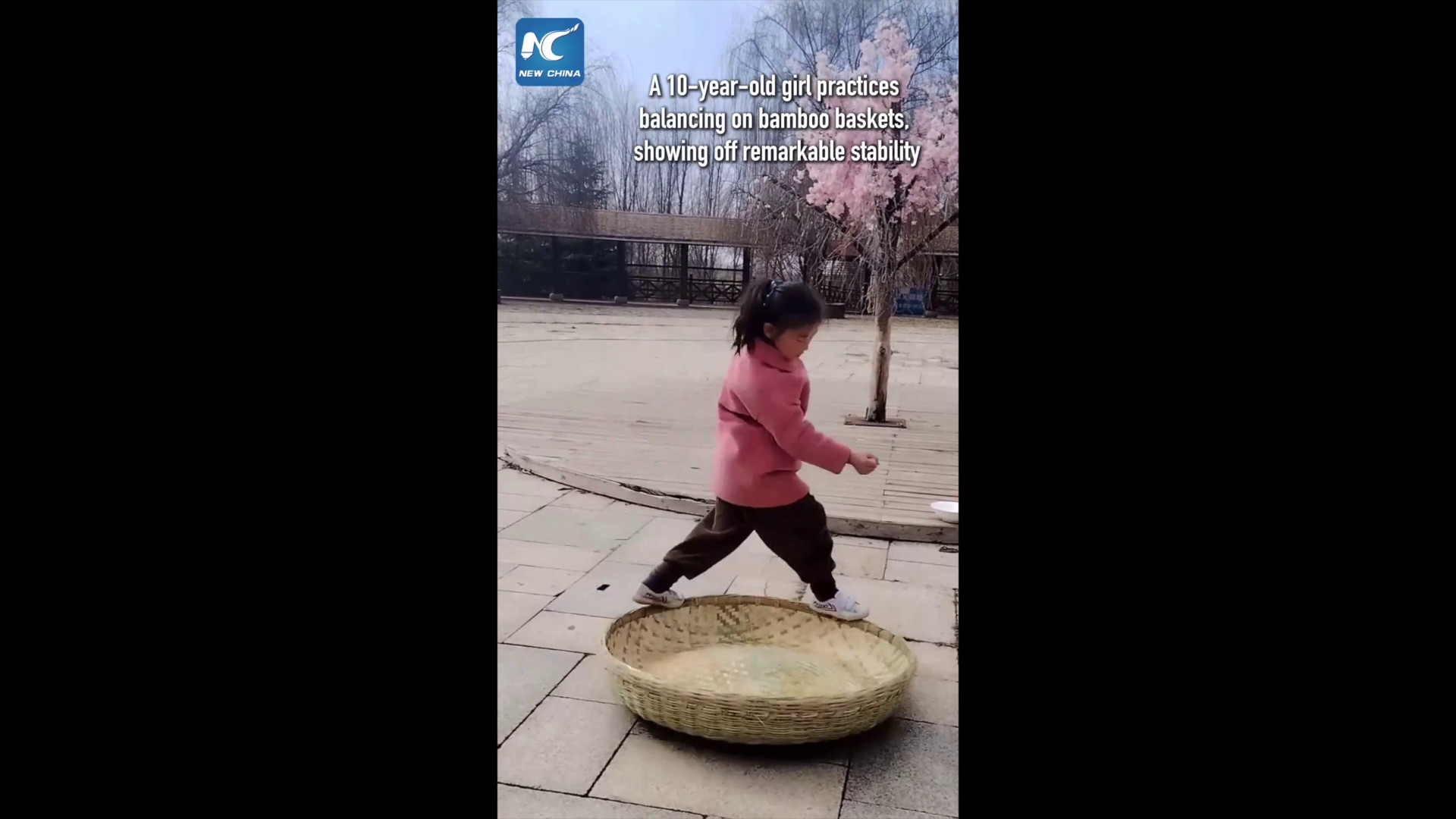 Cina: impressionante equilibrio su cesto di bambù