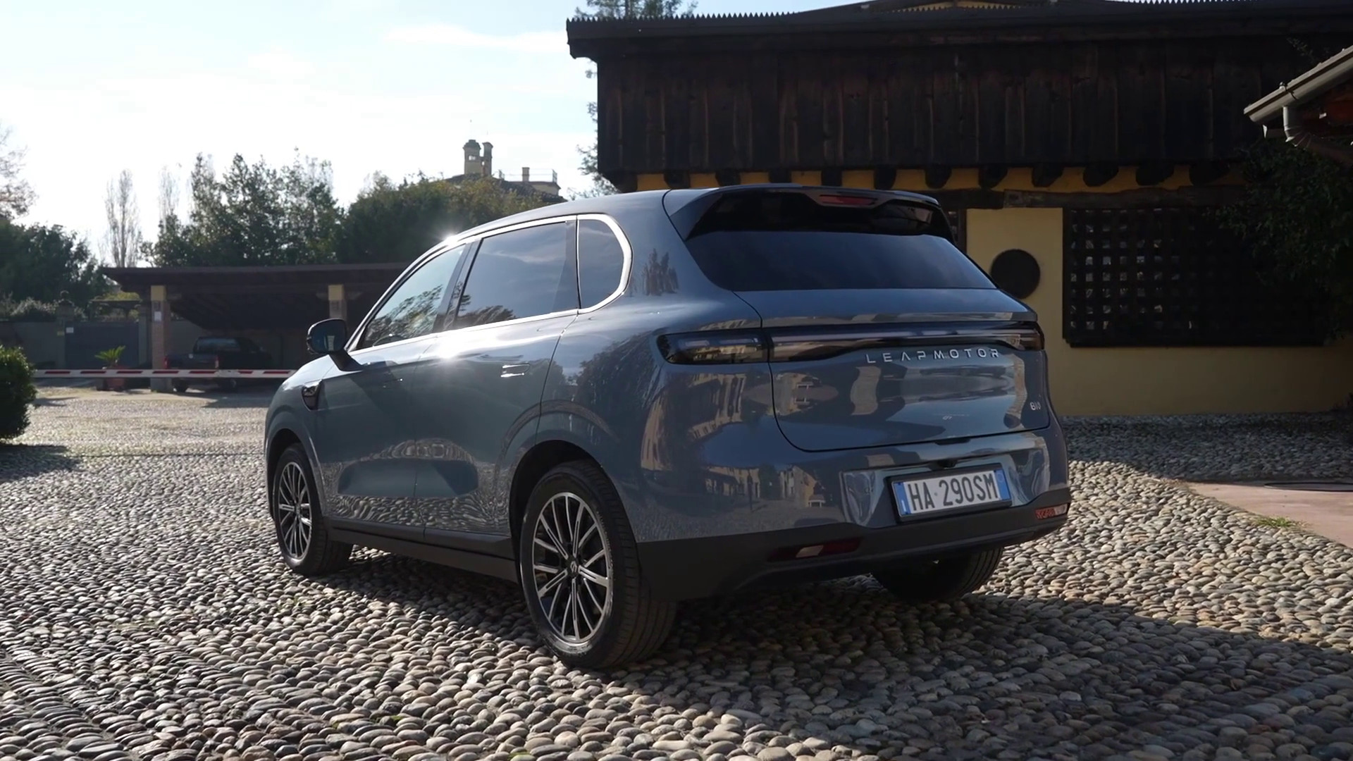 Da Leapmotor la B10, elettrica di media gamma