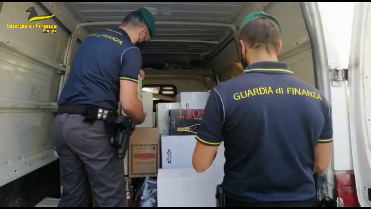 Gdf sequestra champagne e rum contraffatti, 2 arresti a Cerignola