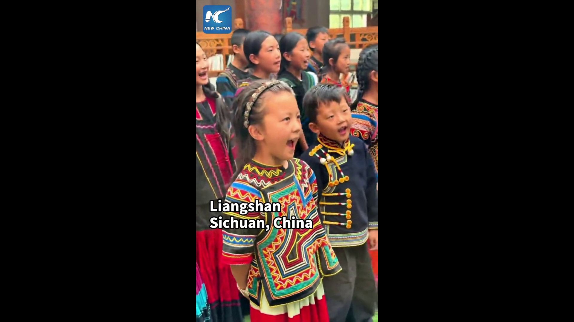 Cina: bambini intonano canti popolari nel Sichuan durante la Festa delle torce