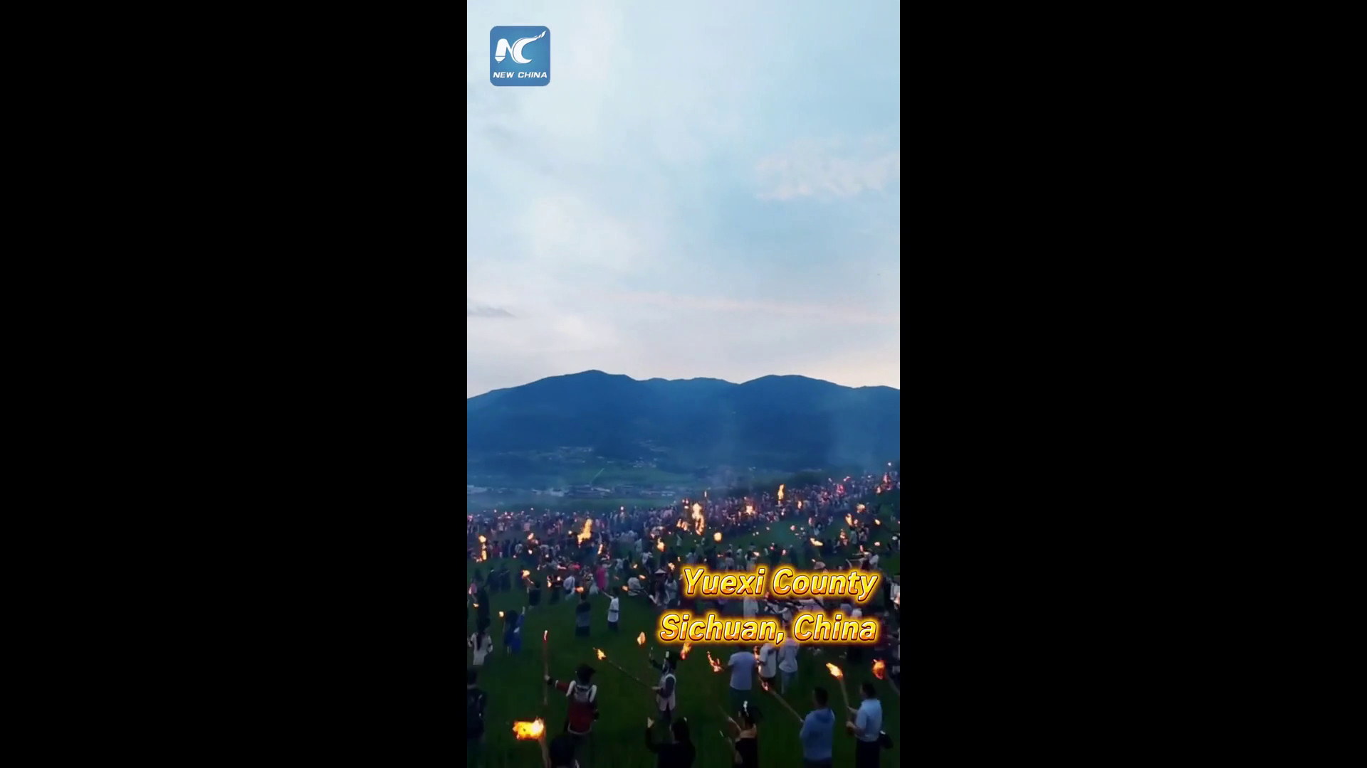 Cina: il Festival delle torce illumina le risaie terrazzate del Sichuan