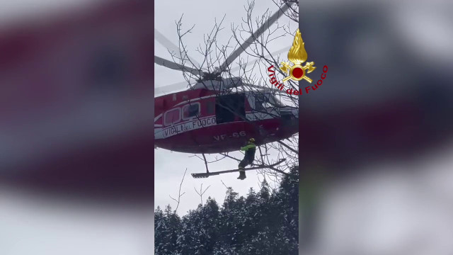 Intervento in elicottero per salvare automobilisti in fondo a scarpata