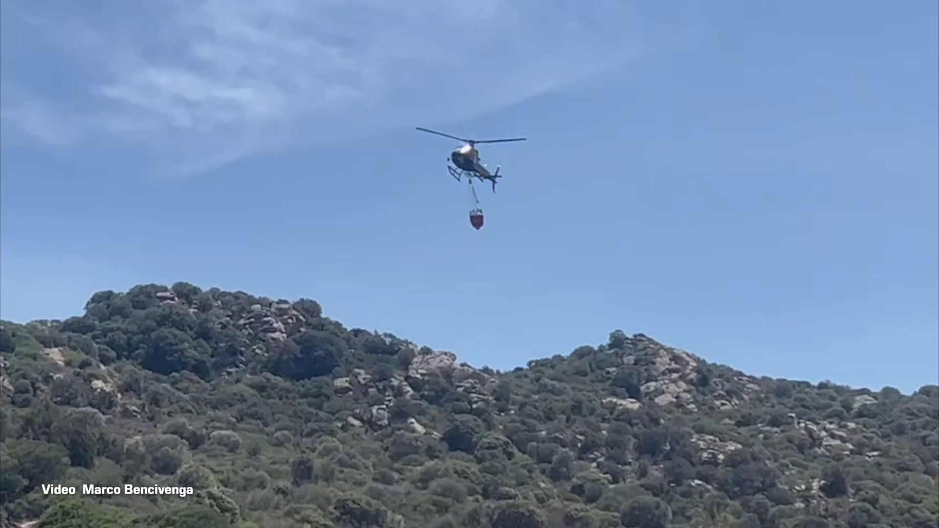 Elicottero in azione per spegnere l'incendio a Cala Pira in Sardegna