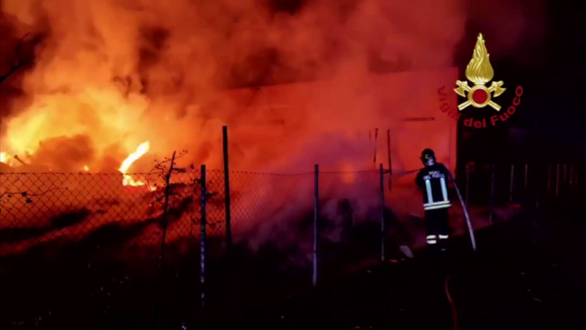 Incendio in un'azienda in provincia di Forlì, a fuoco capannone