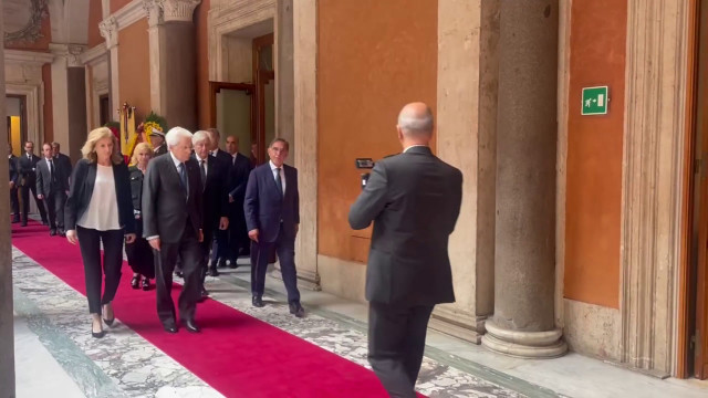Napolitano, Mattarella al Senato rende omaggio al feretro