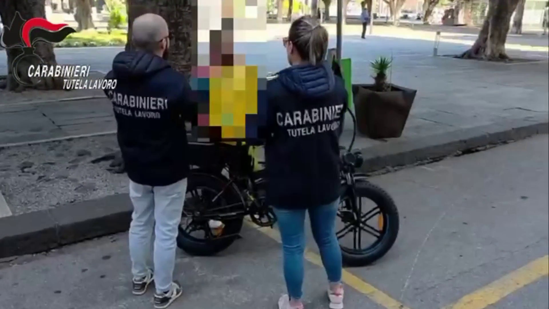 Rider pagati 3 euro a consegna, 4 indagati per caporalato a Messina