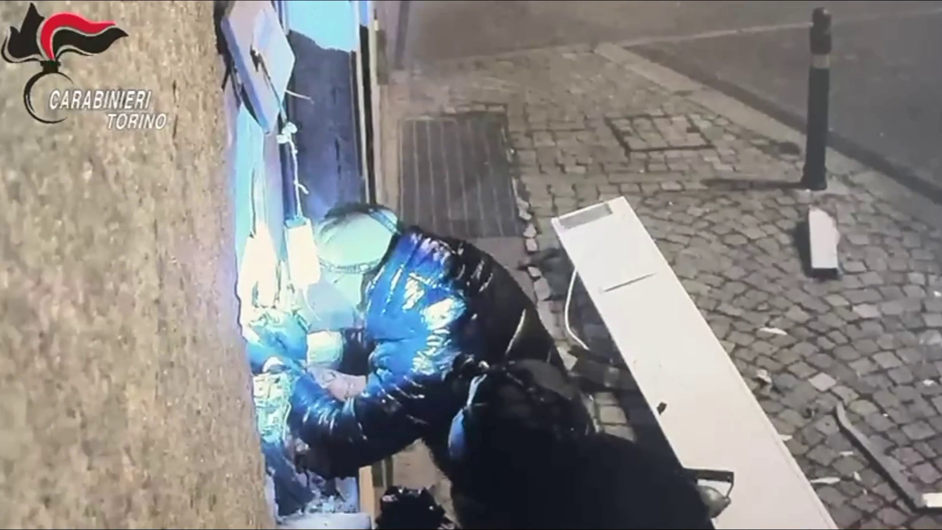 Assalto a uno sportello ATM con esplosivo nel Torinese, 3 arresti e 2 denunce