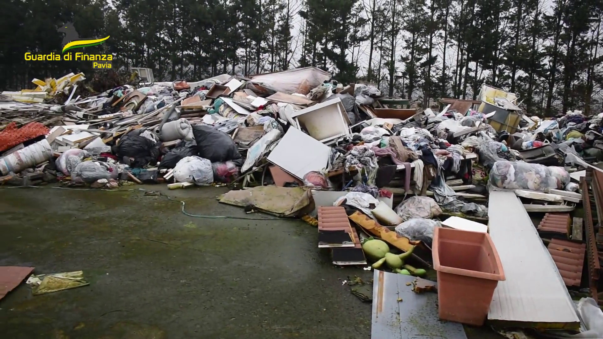 Scoperta nel pavese una discarica abusiva su un terreno confiscato