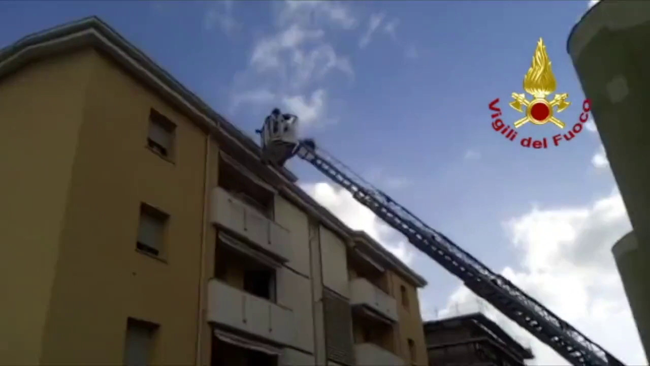 Alberi caduti e cartelli stradali divelti dal forte vento a Sassari