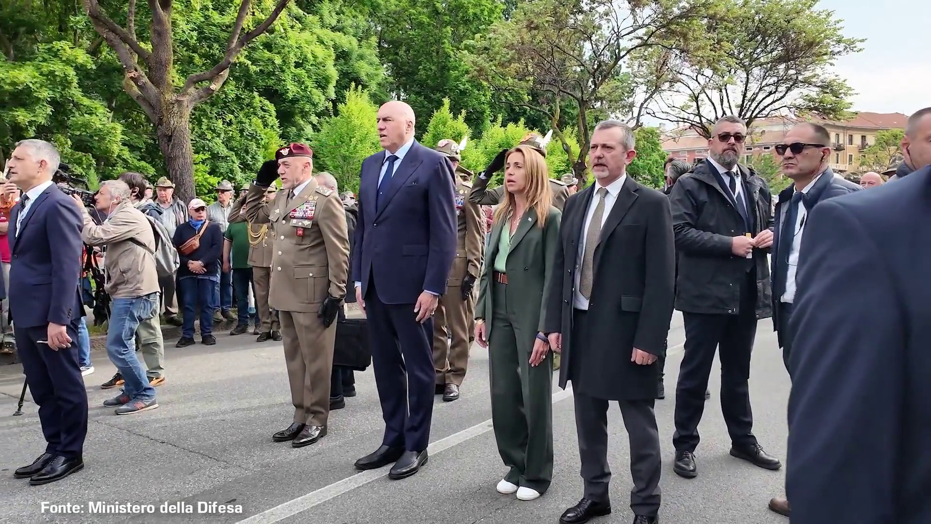 Il ministro della Difesa Crosetto all'adunata degli Alpini a Biella