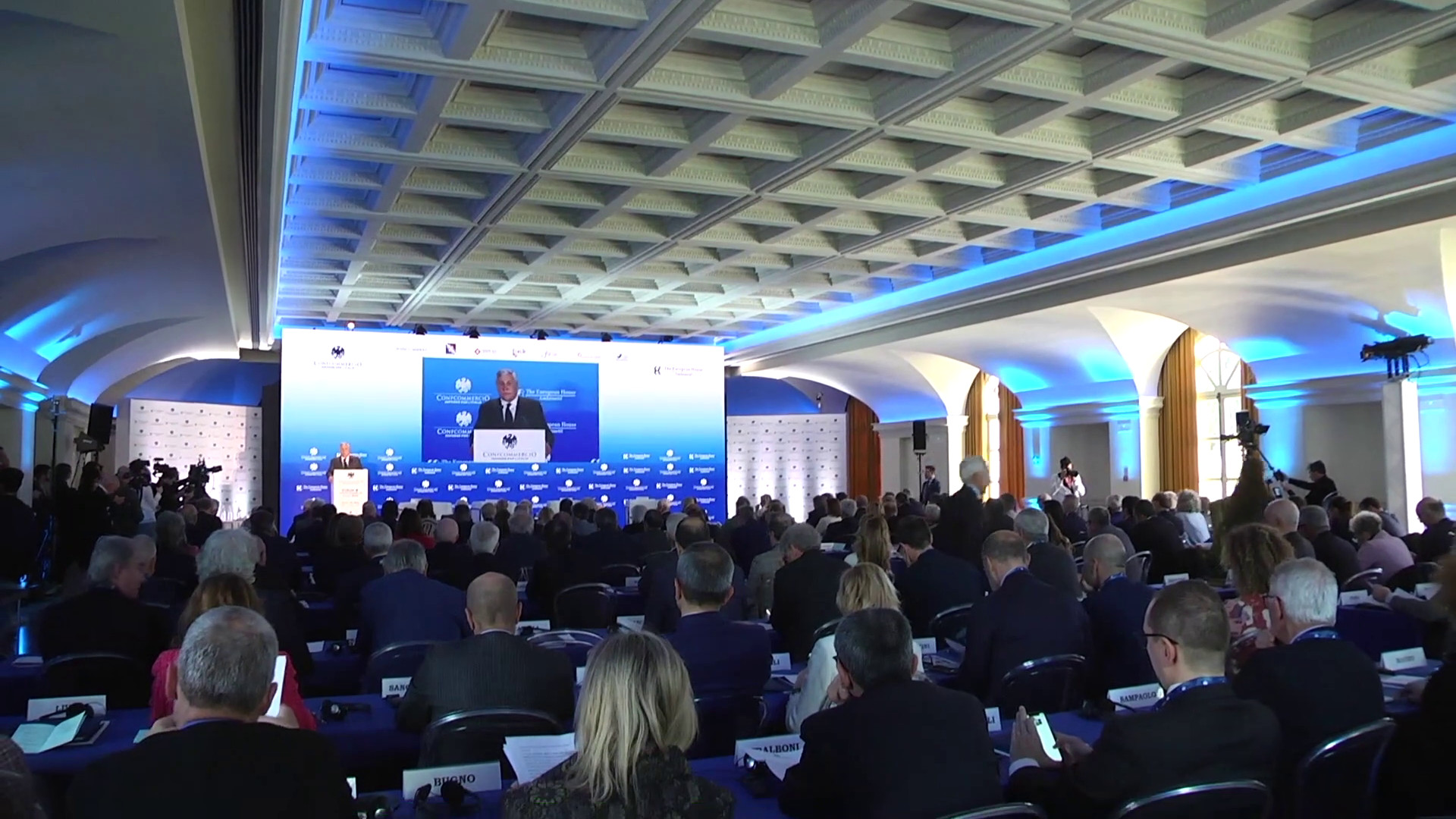 Forum Confcommercio, economia cresce lentamente ma meglio del previsto