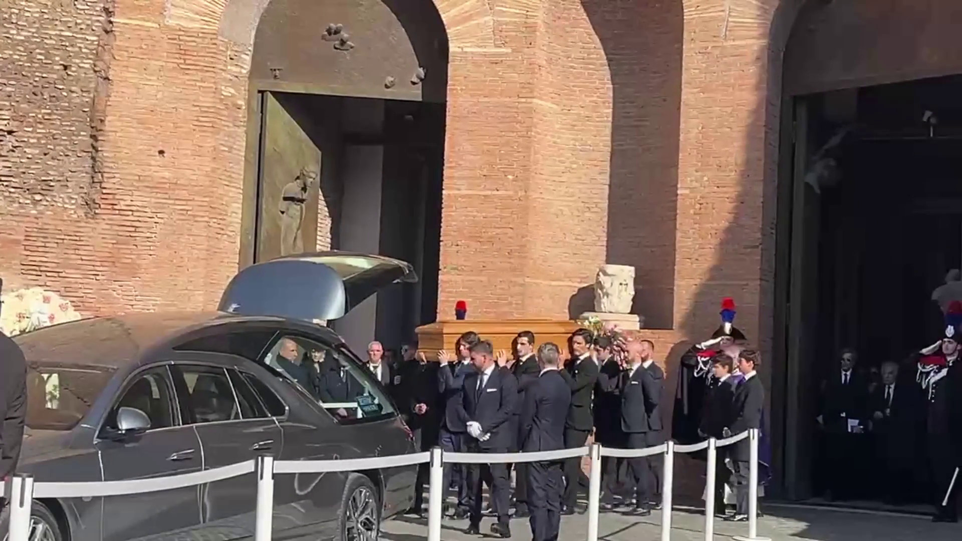 Il feretro di Valentino lascia la chiesa tra gli applausi, le immagini