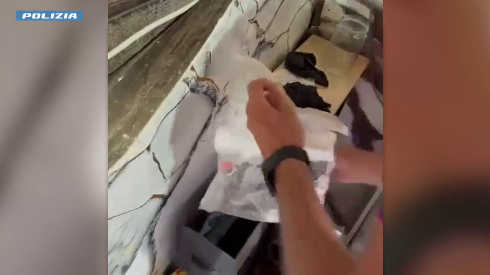 Catania, droga e mini cellulari destinati ai detenuti nascosti in casa