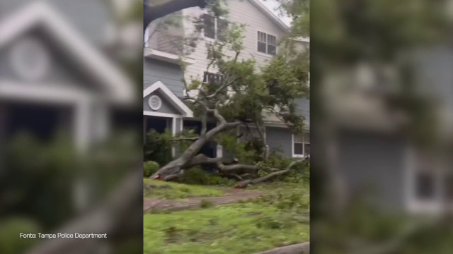 Uragano in Florida, un semaforo vola via spinto dal vento