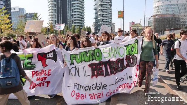 Milano, in migliaia in marcia per il clima al corteo Friday for Future