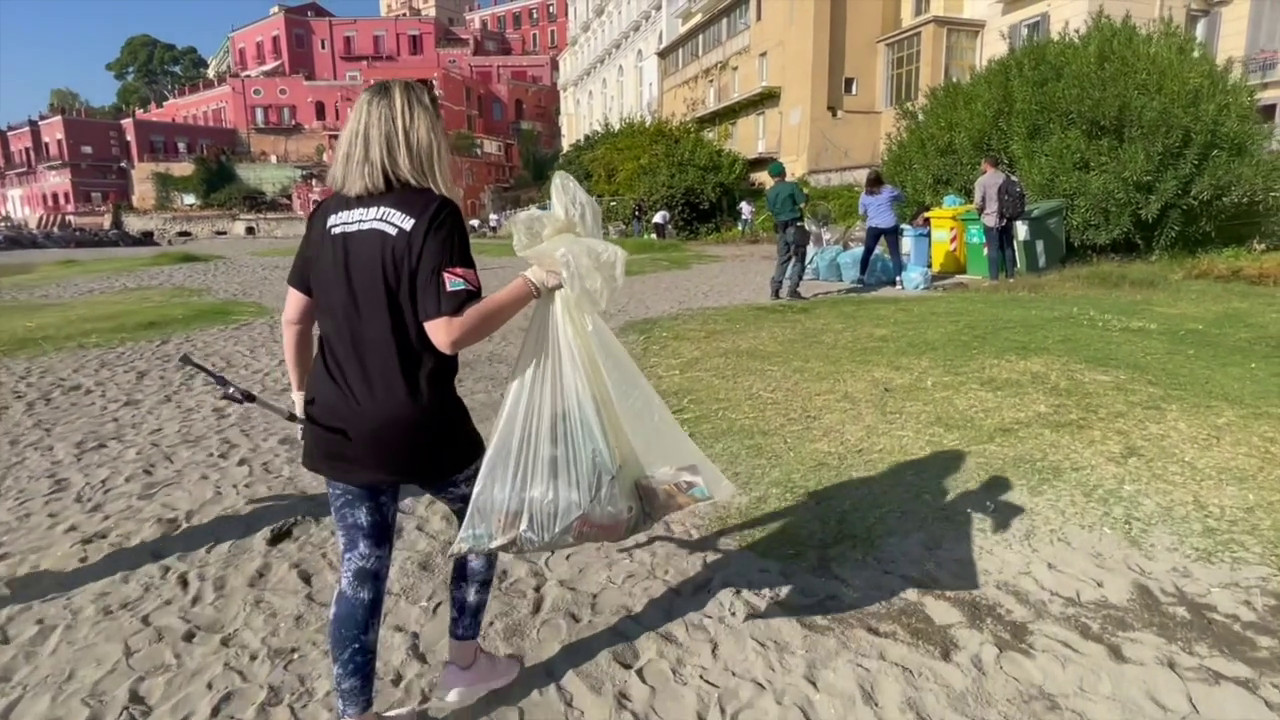 Napoli, giovani e volontari ripuliscono la spiaggia di Posillipo