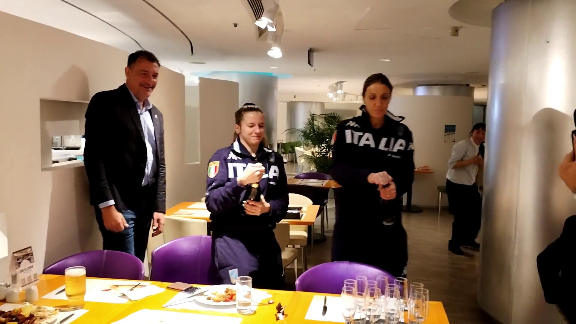 Favaretto ed Errigo festeggiano, ma che fatica stappare lo spumante...