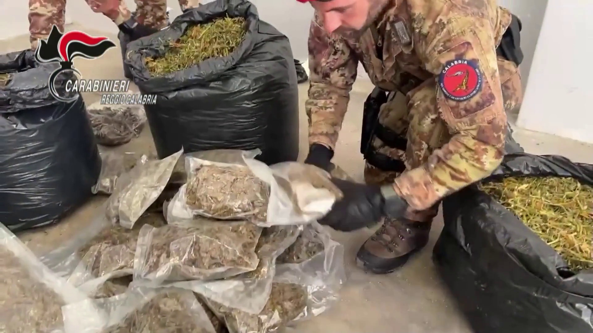 30 kg di marijuana nascosti in casa nella locride, arrestato un 35enne