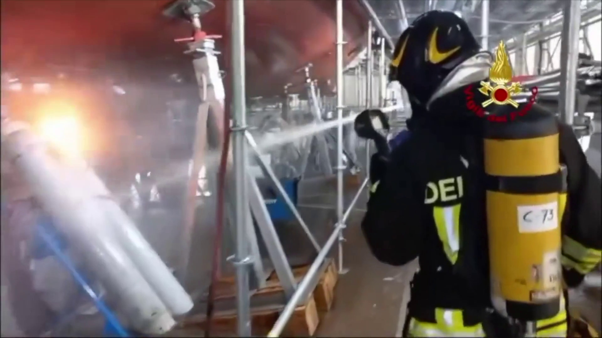 Sestri Ponente, incendio in un cantiere nautico. Evacuati 100 operai