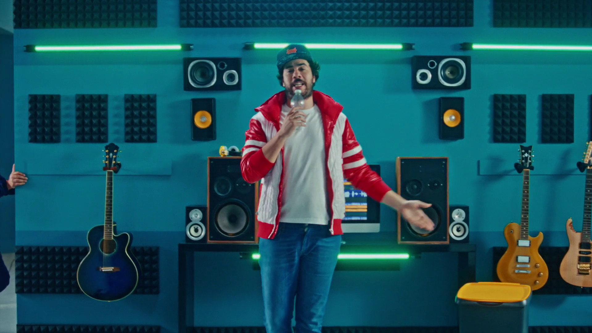 Differenziata, uno spot spiega come smaltire le bottiglie in plastica