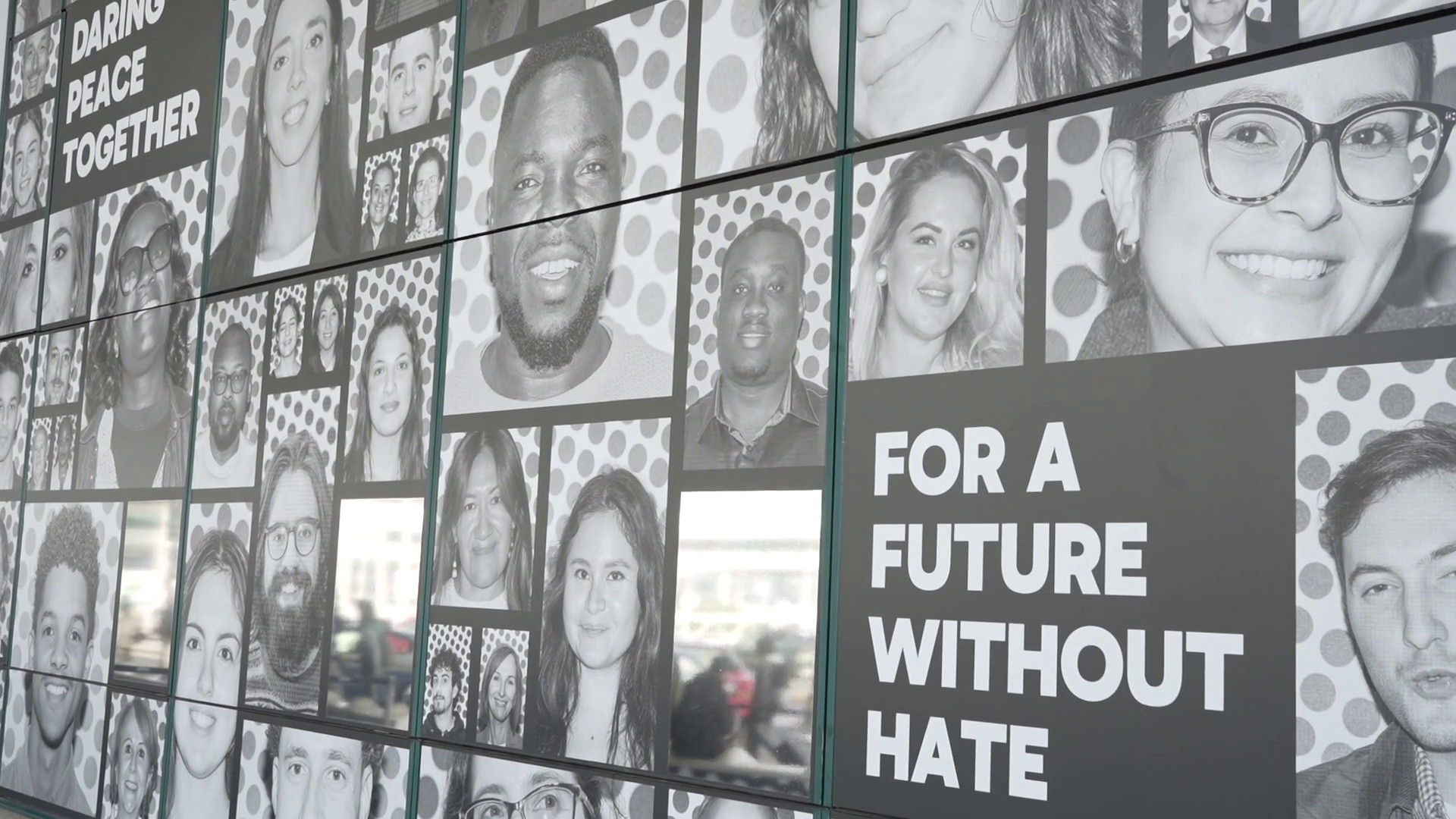 All’aeroporto di Roma Fiumicino una grande installazione fotografica per la pace