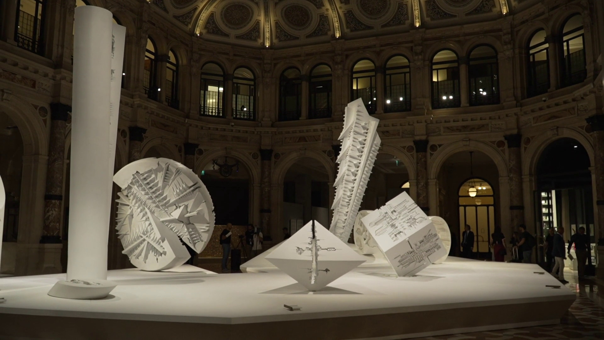 Milano, le opere di Arnaldo Pomodoro alle Gallerie d'Italia