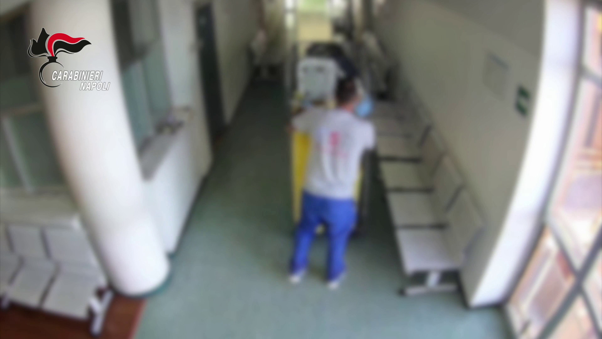 Ruba un condizionatore all'Istituto Tumori di Napoli: le immagini