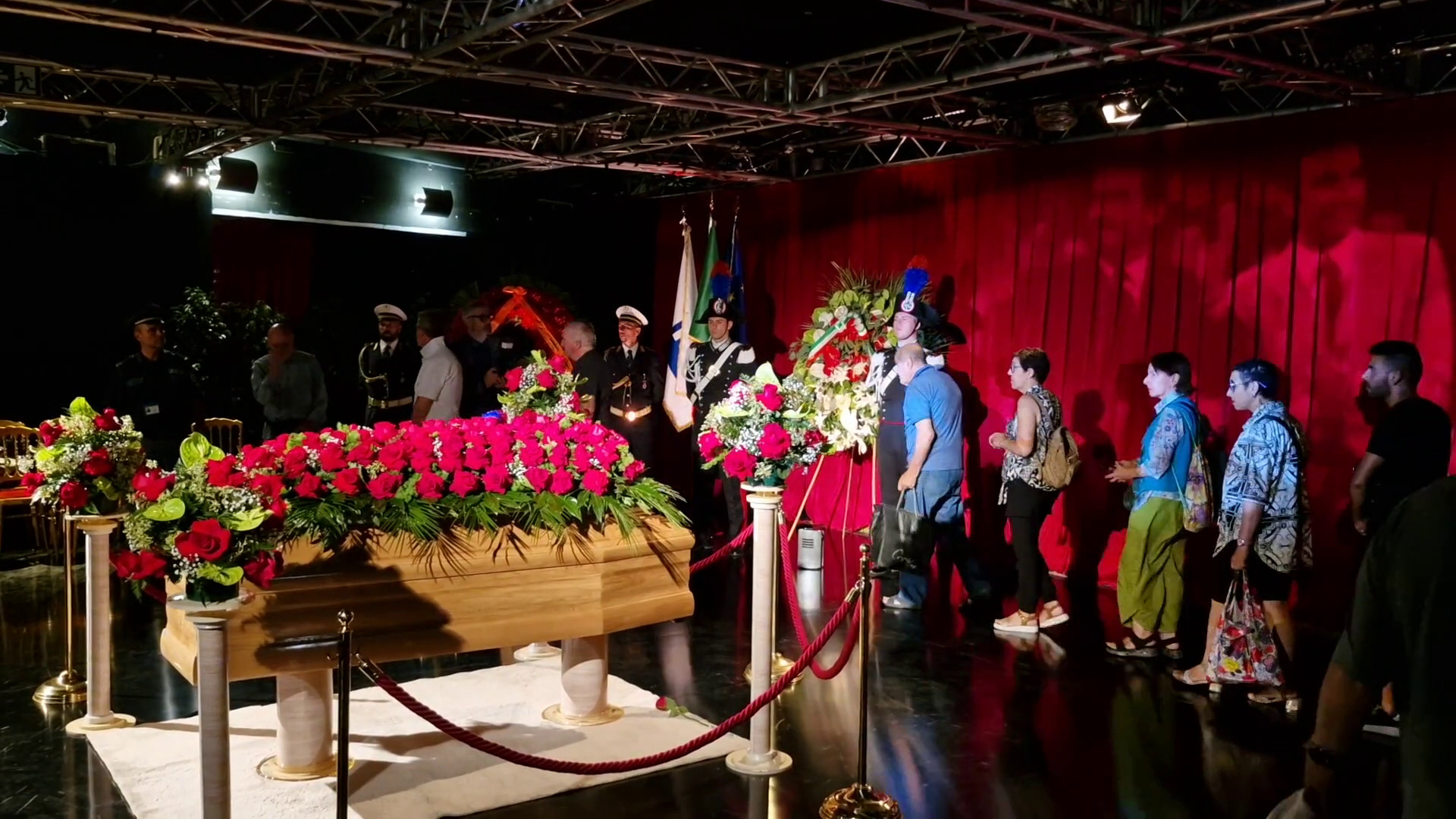 L'ultimo saluto a Pippo Baudo, camera ardente al Teatro delle Vittorie