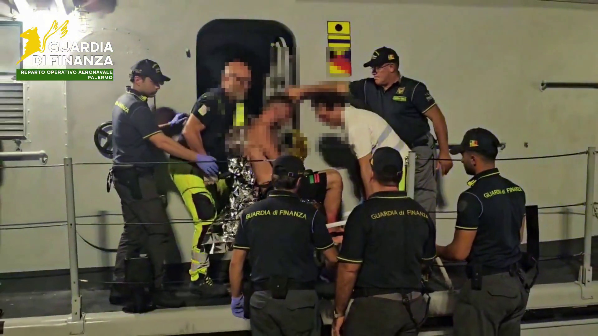 Barca distrutta da un incendio al largo di Marsala, un uomo tratto in salvo